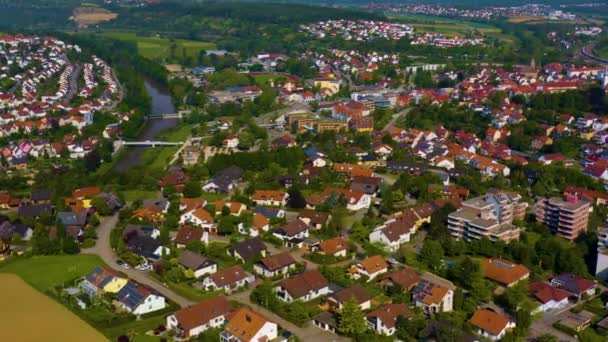 Luchtfoto Van Radiotoren Stad Muehlacker Duitsland Een Zonnige Voorjaarsdag — Stockvideo