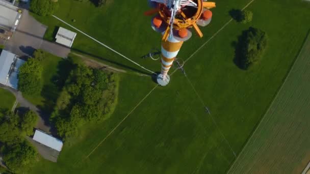 Vista Aérea Torre Rádio Cidade Muehlacker Alemanha Dia Ensolarado Primavera — Vídeo de Stock