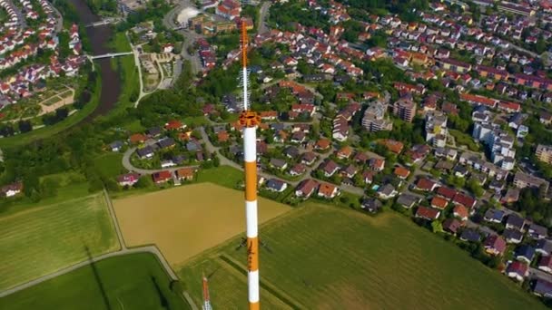 ラジオ塔と春の晴れた日にドイツの都市Muehlacker の空中ビュー — ストック動画