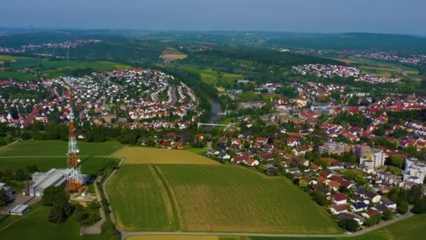 春天阳光灿烂的日子里 德国的广播塔和城市Muehlacker的空中景观 — 图库视频影像