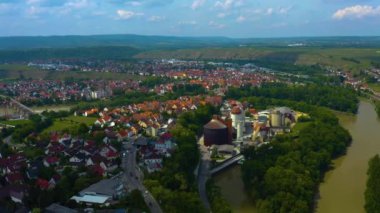 Yazın güneşli bir günde Almanya 'da nekkar nehrinin yanındaki Lauffen şehrinin hava manzarası.