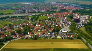 Yazın güneşli bir günde Almanya 'da nekkar nehrinin yanındaki Lauffen şehrinin hava manzarası.