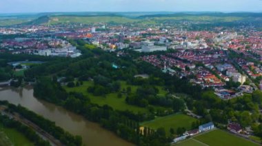 İlkbaharda güneşli bir günde Almanya 'daki Heilbronn şehrinin havadan görünüşü