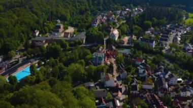 Güneşli bir baharda Almanya 'da Pforzheim yakınlarındaki Dillweienstein köyünün hava manzarası