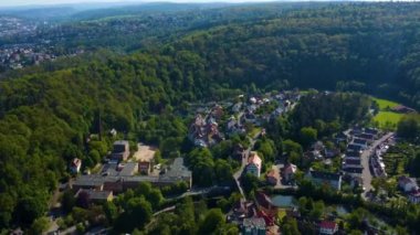 Güneşli bir baharda Almanya 'da Pforzheim yakınlarındaki Dillweienstein köyünün hava manzarası