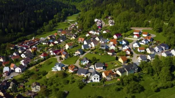 Güneşli Bir Baharda Almanya Pforzheim Yakınlarındaki Unterreichenbach Köyünün Hava Manzarası — Stok video