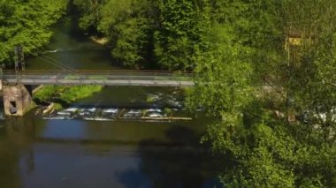 Güneşli bir baharda Almanya 'da Pforzheim yakınlarındaki Unterreichenbach köyünün hava manzarası