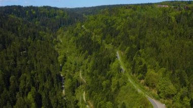 Baharın güneşli bir gününde Almanya 'daki Bad Liebenzell şehri havadan izleniyor.