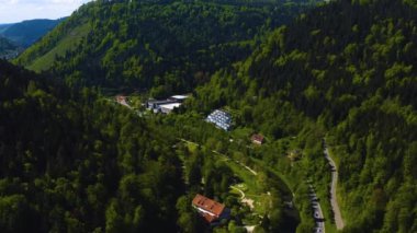  Baharda güneşli bir günde şehrin havadan görünüşü kötü Liebenzell