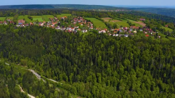 春の晴れた日にドイツの都市悪いLiebenzellの上の村Beinbergの空中ビュー — ストック動画