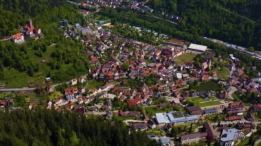 Baharın güneşli bir gününde Almanya 'daki Bad Liebenzell şehri havadan izleniyor.
