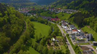 Şehre yakın manastırın havadan görünüşü baharda güneşli bir günde Almanya 'da sakinleşir.