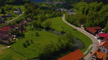 Şehre yakın manastırın havadan görünüşü baharda güneşli bir günde Almanya 'da sakinleşir.