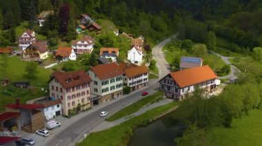 Şehre yakın manastırın havadan görünüşü baharda güneşli bir günde Almanya 'da sakinleşir.