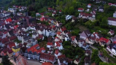 Güneşli bir baharda Almanya 'daki Kara Orman' da şehrin havadan görünüşü sakinleşir.
