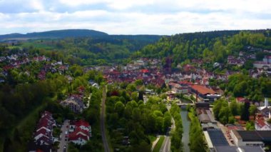 Güneşli bir baharda Almanya 'daki Kara Orman' da şehrin havadan görünüşü sakinleşir.