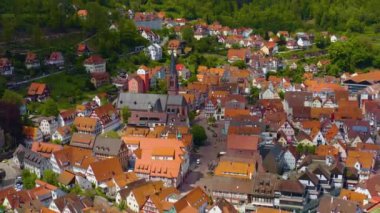 Güneşli bir baharda Almanya 'daki Kara Orman' da şehrin havadan görünüşü sakinleşir.