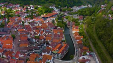 Güneşli bir baharda Almanya 'daki Kara Orman' da şehrin havadan görünüşü sakinleşir.
