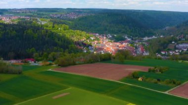 Almanya 'da Stammheim köyünün havadan görünüşü Kara Orman' da baharın güneşli bir gününde