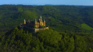 Baharın güneşli bir gününde Almanya 'daki Hohenzollern Kalesi' nin havadan görünüşü.