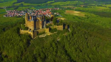 Baharın güneşli bir gününde Almanya 'daki Hohenzollern Kalesi' nin havadan görünüşü.