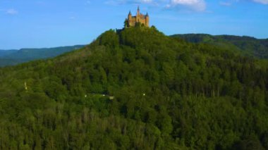 Baharın güneşli bir gününde Almanya 'daki Hohenzollern Kalesi' nin havadan görünüşü.