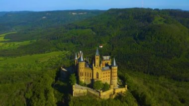 Baharın güneşli bir gününde Almanya 'daki Hohenzollern Kalesi' nin havadan görünüşü.