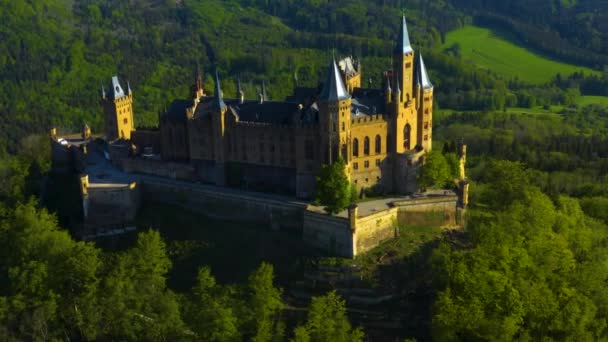 Légi kilátás a Hohenzollern kastély Németországban egy napsütéses napon tavasszal.