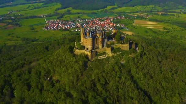 春の晴れた日にドイツのホーエンツォレルン城の空中写真 — ストック動画