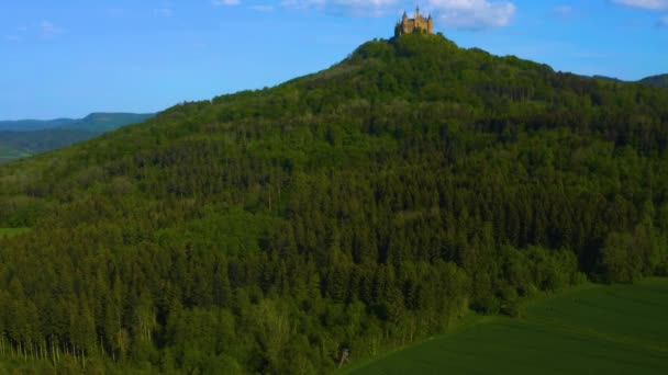 春の晴れた日にドイツのホーエンツォレルン城の空中写真 — ストック動画