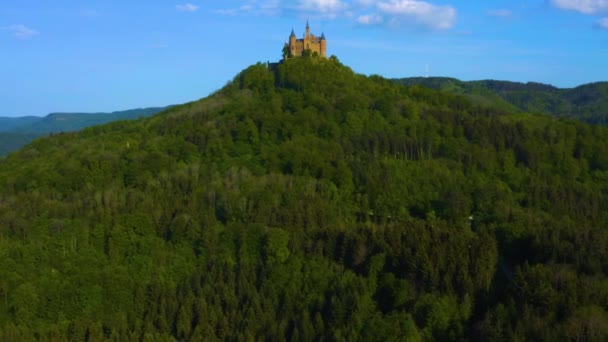 春天里阳光灿烂的德国霍亨佐伦城堡的空中景观 — 图库视频影像