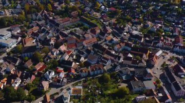 Almanya 'daki Kandern şehrinin hava görüntüsü. Sonbaharın güneşli bir sabahında, sonbahar.