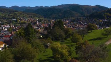 Almanya 'daki Kandern şehrinin hava görüntüsü. Sonbaharın güneşli bir sabahında, sonbahar.