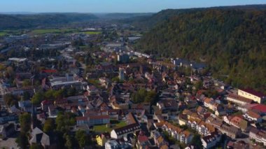 Almanya 'daki Schopfheim şehrinin Kara Orman' daki hava manzarası. Sonbaharın güneşli bir sabahında, sonbahar. 