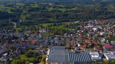 Almanya 'daki Wehr şehrinin hava görüntüsü. Sonbaharın güneşli bir sabahında, sonbahar.