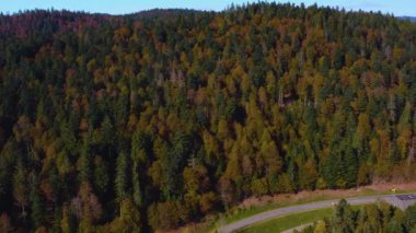 Kara Orman 'da, İbach kasabasına yakın bir vadi yolunun havadan görüntüsü..