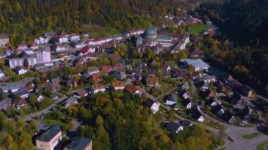 Almanya 'daki Sankt Blasien şehir ve manastırının havadan görünüşü. Sonbaharda güneşli bir günde, sonbahar.