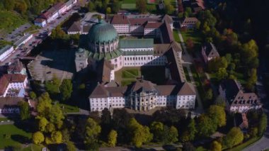 Almanya 'daki Sankt Blasien şehir ve manastırının havadan görünüşü. Sonbaharda güneşli bir günde, sonbahar.