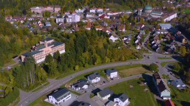 Almanya 'daki Sankt Blasien şehir ve manastırının havadan görünüşü. Sonbaharda güneşli bir günde, sonbahar.