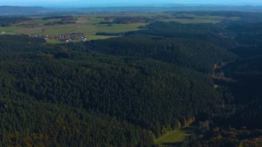 Almanya 'daki Ebnet köyünün hava görüntüsü. Sonbaharda güneşli bir günde, sonbahar. 