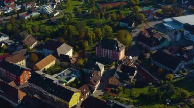 Almanya 'daki Bondorf şehrinin hava görüntüsü. Sonbaharda güneşli bir günde, sonbahar. 