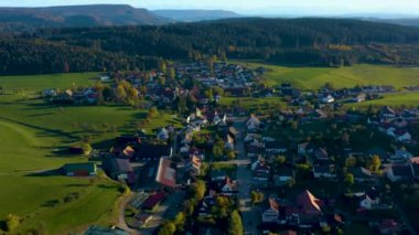 Almanya 'daki Hausen vor Wald köyünün hava görüntüsü. Sonbaharda güneşli bir günde, 