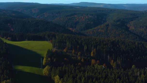 ドイツの村Ebnetの空中ビュー 秋の晴れた日には — ストック動画