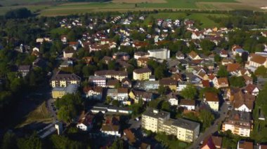 Şehrin havadan görüntüsü Bad Duerrheim. Yazın güneşli bir sabahında. 