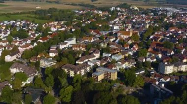 Şehrin havadan görüntüsü Bad Duerrheim. Yazın güneşli bir sabahında. 