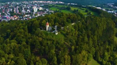 Tuttlingen 'deki şehir ve kalenin havadan görünüşü.