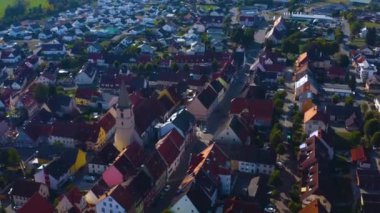 Almanya 'daki Geisingen şehrinin havadan görüntüsü. Yazın güneşli bir günde. 