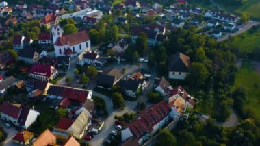 Almanya 'nın Aach kentindeki göl manzarası Constance yakınlarında. Yazın güneşli bir günde. 