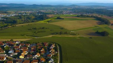 Almanya 'nın Aach kentindeki göl manzarası Constance yakınlarında. Yazın güneşli bir günde. 