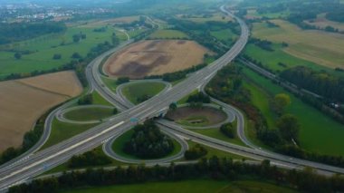 Almanya, Hausen 'deki otoyol kavşağının havadan görüntüsü. Yazın güneşli bir öğleden sonra.